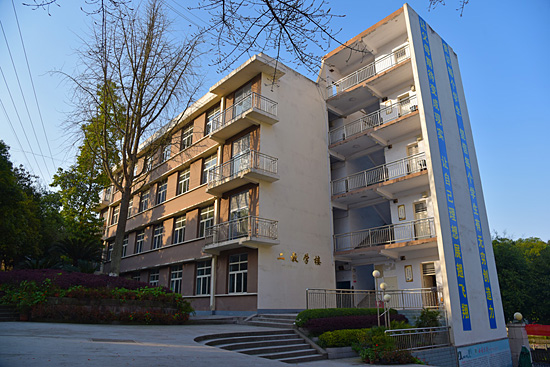重庆市春珲人文技工学校