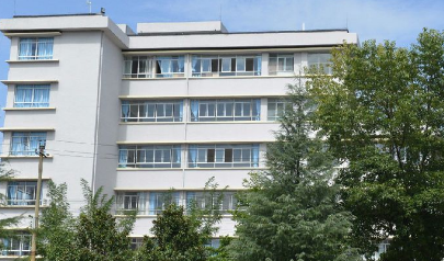 贵阳市女子职业学校是全国中等职业教育改革发展示范校建设校，国家级重点中等职业学校，是贵阳市教育局直属公办学校，始建于1985年，经过30年的建设与发展，办学质量、效益、信誉得到了社会各界的高度认可。学校现有马王庙校区、三桥下五里校区、罗汉营教学实训基地。 占地面积230亩，在校生5000余人。学校师资力量雄厚，学生就业率98%以上。是"贵阳市创业教育培训基地"、"贵阳市旅游服务人才培训基地"、"贵阳市职业技能定点培训机构"。校园环境优美，交通便利，生活设施齐全，教学楼明亮宽敞，是学习深造的好地方。学校实行"产教融合、校企合作、工学结合"的人才培养模式、贴近社会和市场实际需求培养具有素养高和技能强的实用型，管理型、创业型人才。 近年来，在上级主管部门的大力支持下，学校加大了改革的力度，全校教职工本着"为学生一生的幸福奠基"的育人理念，倾其所能为学生提供优质的教育教学服务，办好让家长、社会、政府满意的职业教育。在办好中专和职高的同时，努力构建中职与高职的立交桥，成功走出了一条多层次多渠道的办学之路。  2018年9月27日，被国家教育部确定为"国家中等职业教育改革发展示范学校"。  贵阳市女子职业学校由两个校区 一个实训基地所组成，马王庙校区位于云岩区金关巷21号(占地面积约180亩)、下五里校区位于云岩区三桥中坝路37号(占地面积约44亩)、罗汉营实训基地位于贵阳市云岩区罗汉营路 115号(占地面积约8亩)两个校区一个实训基地所组成。 现有85个教学班，6000余名学生，是一所国家级重点中等职业学校。现有财经商贸实训楼、旅游实训楼、中餐烹饪实训楼、美术设计实训楼、学前教育实训楼、图书馆、游泳馆、田径场、篮球场以及教学楼和学生宿舍。 学校开设有财经商贸、旅游管理、中餐烹饪、文化艺术、学前教育五大类20余门专业供学生选择，实施走院系化，注重全面发展，设备先进、高级。