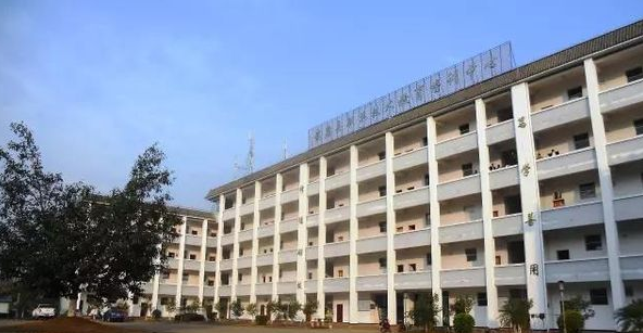 昆明市财经商贸学校环境