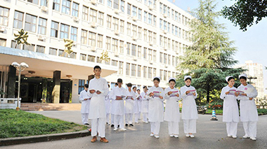 重庆2022年女生适合读卫生学校吗
